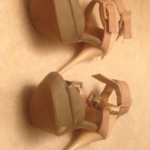 I am selling a 20 dollar high heels that I found